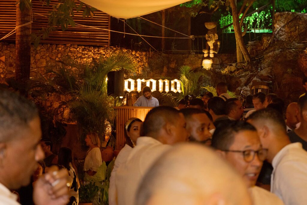 Ambiente nocturno de Casa Corona